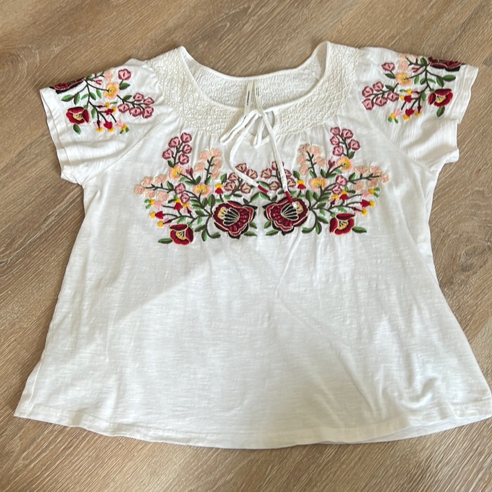 Anthropologie embroidered short sleeve top Small